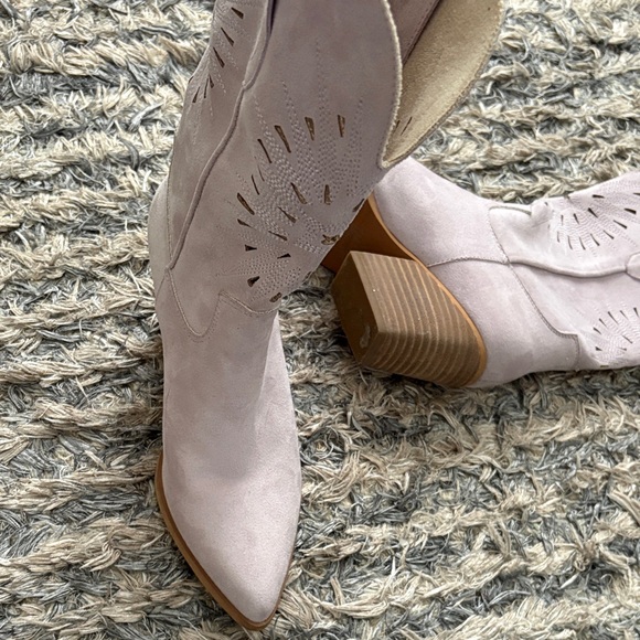 Elegant Light Lavender Heeled Boots, Size 6 - Picture 9 of 11